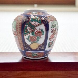 Small Vintage Imari Vase: Hand-Painted Japanese Porcelain, Floral Design